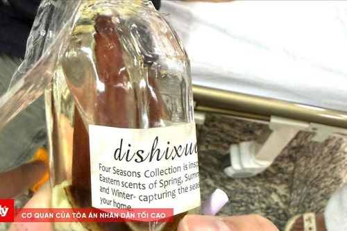 Nuốt dầu thơm vào bụng, bé 3 tuổi nhập viện