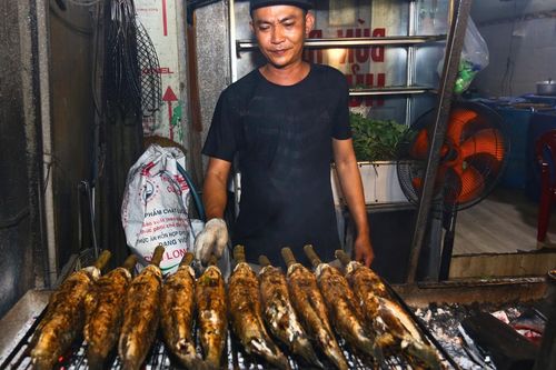 Xuyên đêm nướng nghìn con cá lóc, kịp giờ đẹp cúng vía Thần Tài