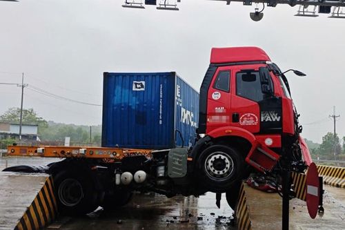 Xe container tông trạm thu phí trên cao tốc Bến Lức – Long Thành