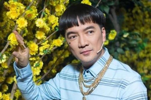 Đàm Vĩnh Hưng đeo đầy vàng, Khánh Vân khóc vì được chồng hơn 17 tuổi cưng chiều