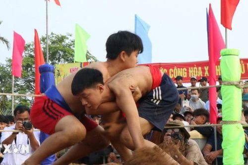 Xuân về trẩy hội vật làng Sình