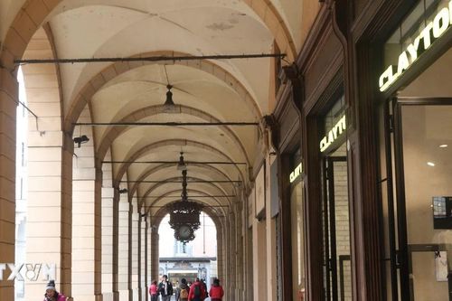 Độc đáo 'Thành phố mái vòm' Bologna của Italy