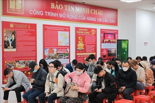 Xếp hàng từ lúc trời chưa sáng để chờ mua vàng Ngày vía Thần Tài