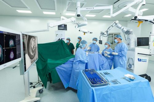 Việt Nam đạt kỷ lục châu Á về phẫu thuật u não, đột quỵ bằng Robot AI