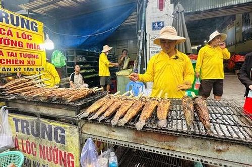 Nhộn nhịp mua bán tại 'Phố cá lóc nướng' lớn nhất Tp.HCM dịp Vía Thần Tài