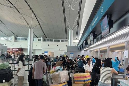 Gần 160.000 lượt khách đổ về Sân bay Tân Sơn Nhất, chưa hạ nhiệt sau cao điểm Tết