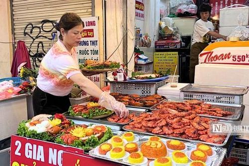 Không chỉ vàng, một 'thị trường tài lộc' âm thầm thức trắng đêm ngày vía Thần Tài