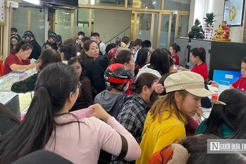 Phố vàng xứ Nghệ đông nghịt người ngày vía Thần Tài
