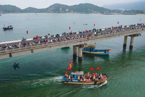 Hàng ngàn người dân Đắk Lắk đội mưa xem lễ hội sông nước Đà Nông