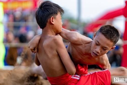 Xem các đô vật nhí tranh tài tại lễ hội vật truyền thống ở Huế