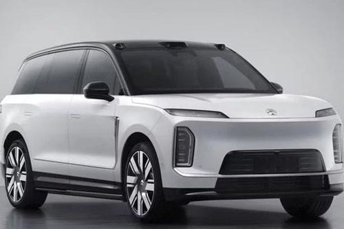SUV dài gần 5,4 mét, công suất 697 mã lực, giá hơn 1,9 tỷ đồng