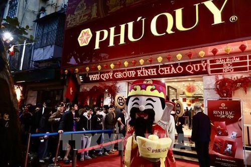 Vía Thần Tài, người dân đội mưa chờ mua vàng cầu lộc