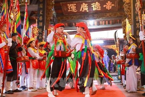 Về Triều Khúc xem trai giả gái trong điệu múa cổ