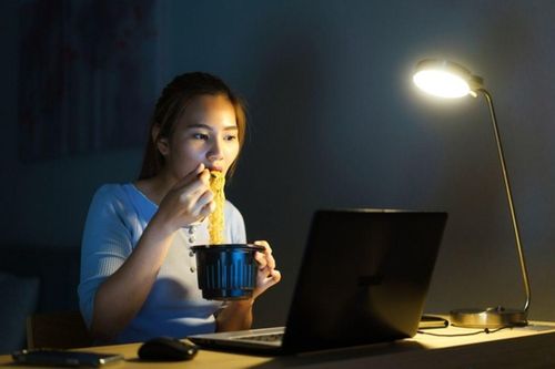 Vì sao nhiều người dễ đói trước khi đi ngủ? Cơ thể đang muốn nhắc nhở điều gì