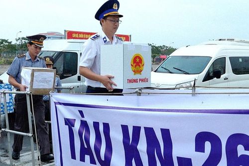Tàu KN-260 mang thùng phiếu bầu đến với chiến sĩ công tác trên biển và hải đảo