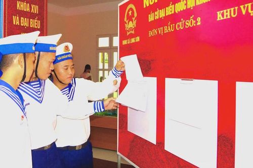 Cán bộ, chiến sĩ Vùng 2 Hải quân thực hiện bầu cử sớm