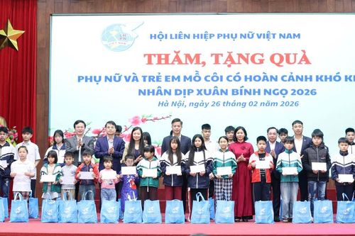 Chủ tịch Hội LHPN Việt Nam Nguyễn Thị Tuyến tặng quà phụ nữ, trẻ em khó khăn tại Hà Nội