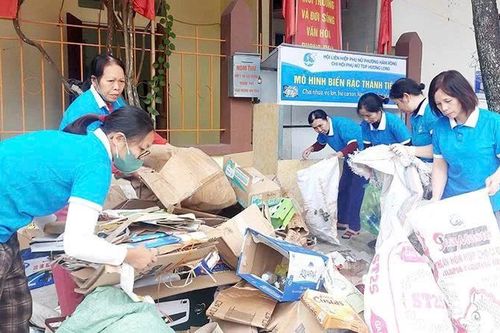Phụ nữ phường Hàm Rồng 'biến rác thành tiền'