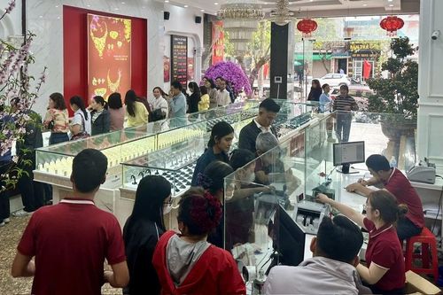Sôi động cảnh mua vàng cầu may ngày 'Vía Thần Tài'