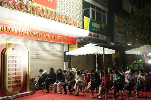 Người dân Thủ đô xếp hàng từ rạng sáng tại Bảo Tín Mạnh Hải mua vàng ngày vía Thần Tài