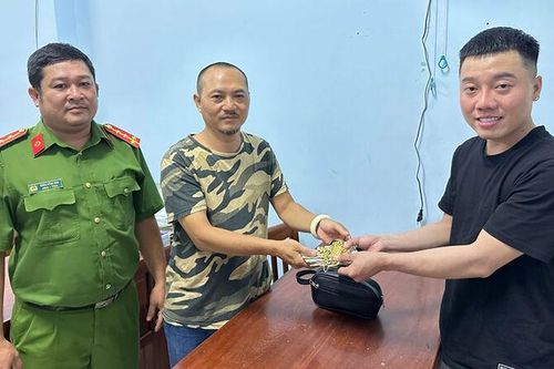 Công an xã Hội An hỗ trợ người dân nhận lại tài sản đánh rơi
