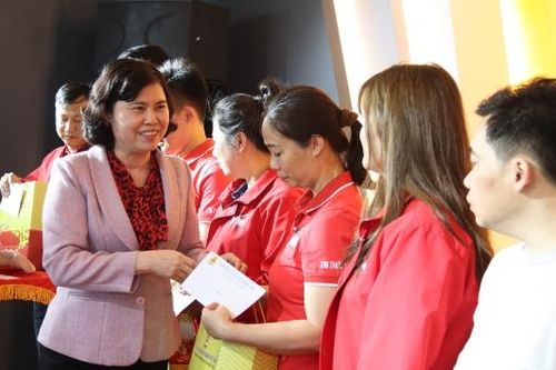 Phó Chủ tịch Thường trực HĐND tỉnh Trần Thị Hằng động viên người lao động tại doanh nghiệp