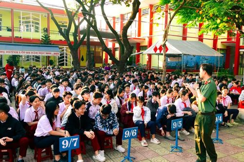 Bảo vệ trẻ em trên không gian mạng: Cần giải pháp bền vững và dài hạn