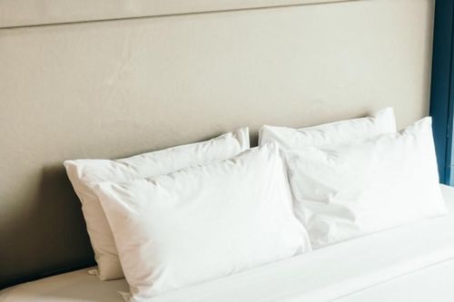 Giải mã lý do giường khách sạn thường đặt 4 chiếc gối: Bí mật đằng sau giấc ngủ ngon