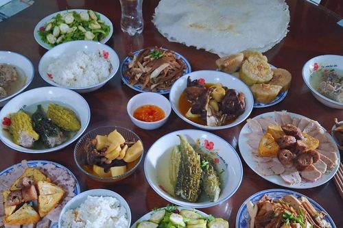 Biến tấu món ngon từ thực phẩm dư sau Tết: Từ bánh chưng pizza đến gà sốt cay