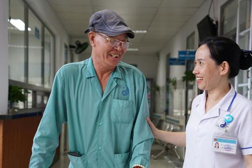 Nữ điều dưỡng hết lòng vì người bệnh
