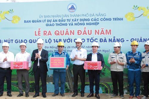 Phó Bí thư Thành ủy Ngô Xuân Thắng kiểm tra công tác thi công đầu năm các dự án giao thông