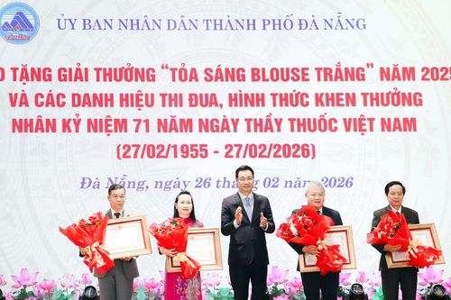 Thành phố Đà Nẵng tôn vinh các thầy thuốc và trao giải thưởng 'Tỏa sáng Blouse trắng' năm 2025