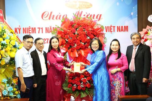 Lãnh đạo thành phố chúc mừng Sở Y tế nhân ngày Thầy thuốc Việt Nam (27/2)
