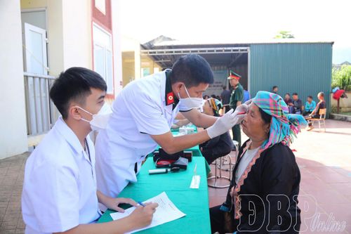 Những bác sĩ mang hai màu áo