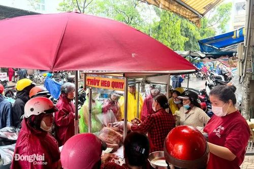 Dù trời mưa, sức mua heo quay, cá lóc nướng vẫn 'hút hàng' ngày vía thần Tài