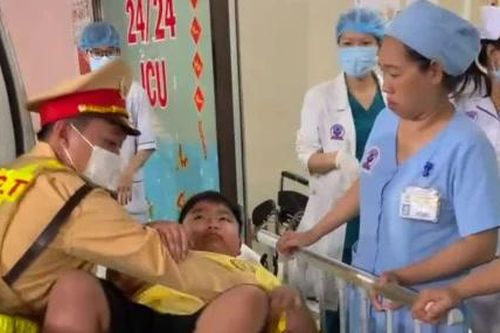 Cảnh sát giao thông dẫn đường đưa bé trai bị ngã chấn thương vào bệnh viện