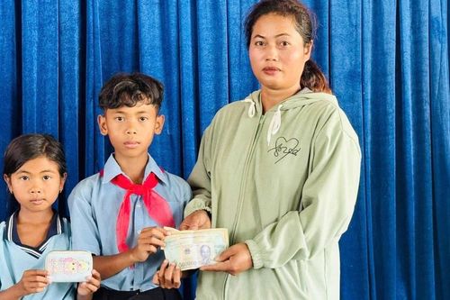 Nhặt được hơn 9 triệu đồng, 2 học sinh ở Ia Pa trả lại cho người đánh rơi