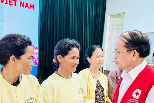 Hội Chữ thập đỏ tỉnh Gia Lai tặng 90 suất quà cho trẻ em mồ côi, bệnh nhân khó khăn