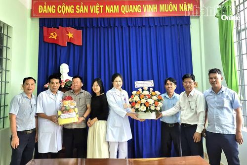 Lãnh đạo xã Tây Ninh Hòa thăm, chúc mừng Trạm Y tế xã nhân Ngày Thầy thuốc Việt Nam