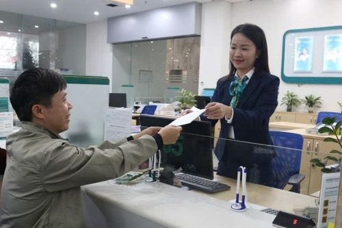 Sôi động giao dịch ngân hàng