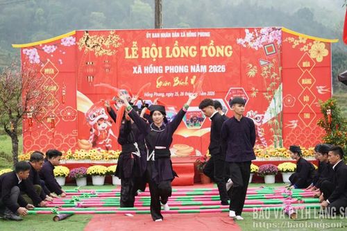 Đông đảo người dân dự Lễ hội Lồng tồng thôn Bản Tiến (xã Hồng Phong)