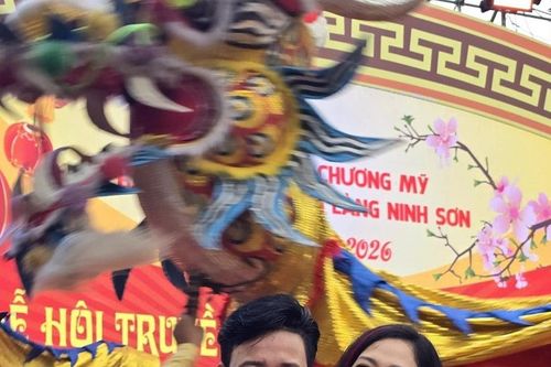 MC Mỹ Vân gặp sự cố nguy hiểm tại lễ hội làng Ninh Sơn