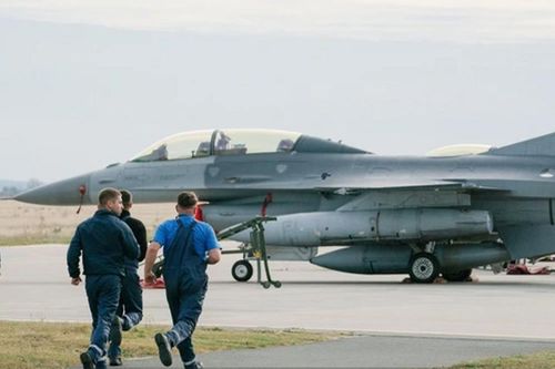 Hà Lan bàn giao 18 tiêm kích F-16 cho Romania với mức giá tượng trưng 1 Euro