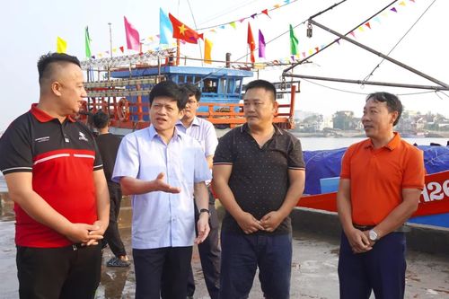 Đồng chí Phó Chủ tịch UBND tỉnh thăm, động viên ngư dân đầu năm mới