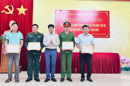 Khen thưởng tập thể, cá nhân tham gia cứu nạn, cứu hộ trong vụ chìm thuyền trên sông Gianh