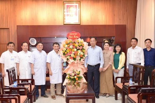 Phó Bí thư Thường trực Thành ủy Phạm Đức Tiến thăm Bệnh viện Trung ương Huế nhân Ngày Thầy thuốc Việt Nam
