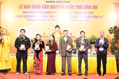 Hải Phòng: Chùa Quỳnh Cư trao kỷ niệm chương đến các Phật tử có thành tích 'Nuôi lợn đất' gây quỹ khuyến học