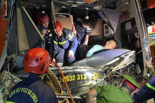 Công an Quảng Ngãi nỗ lực giải cứu tài xế xe khách mắc kẹt trong ca bin sau tai nạn