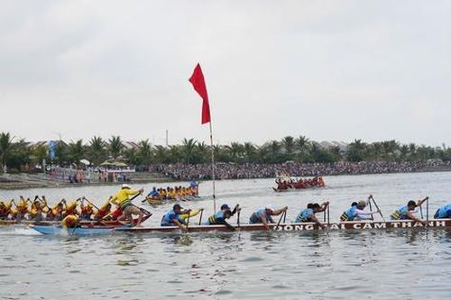 Người dân, du khách Đà Nẵng sôi nổi theo dõi giải đua thuyền ở biển Cửa Đại, Hội An