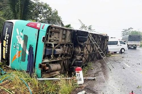 Xe khách lật trong mưa lớn, 1 người tử vong, 2 người bị thương